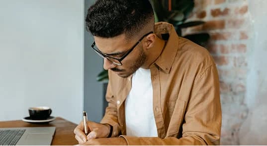 Estudiante preparándose para un examen de inglés