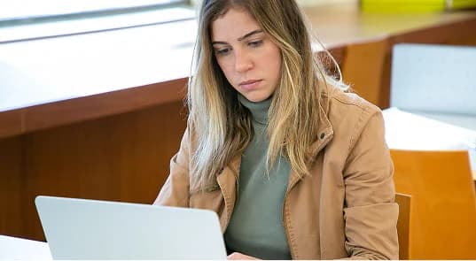 Estudiante completando su aprendizaje de inglés en una laptop