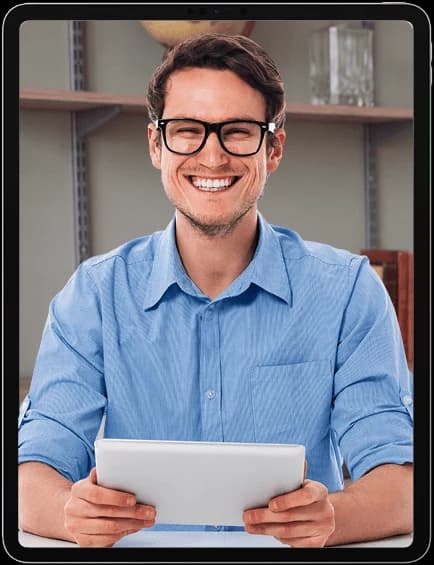 Tutor de EnglishMate brindando orientación para exámenes internacionales desde una tablet