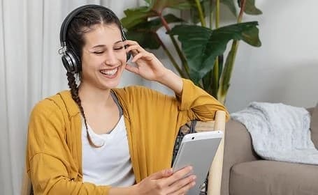 Estudiante conversando en inglés con audífonos y una tablet