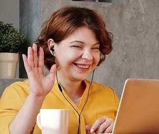 Alumna saludando a sus compañeros en una conversación online