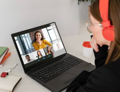 Clase de inglés en vivo por videollamada