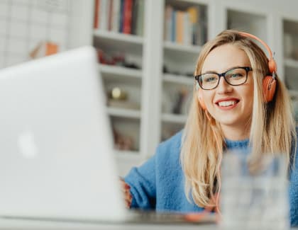 Estudiante en clase online con audífonos