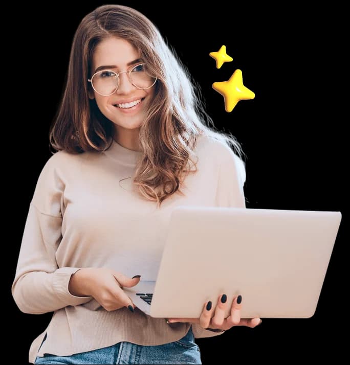 Alumna de EnglishMate sonriendo con su laptop