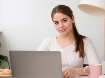 Estudiante practicando inglés en aula virtual