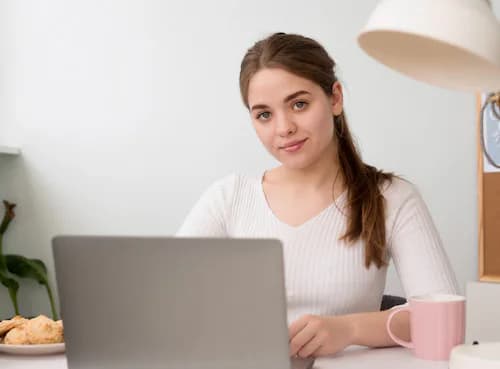 Estudiante practicando inglés desde su laptop