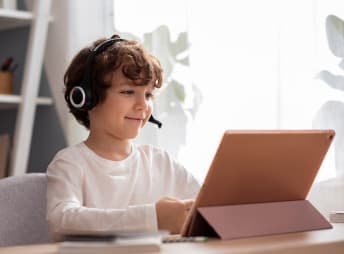Profesor guiando clase de inglés virtual