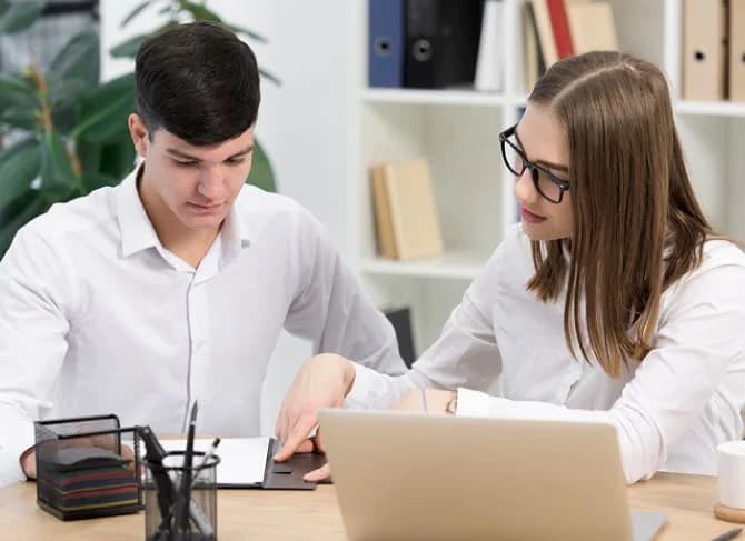 Estudiante recibiendo acompañamiento personalizado de una profesora