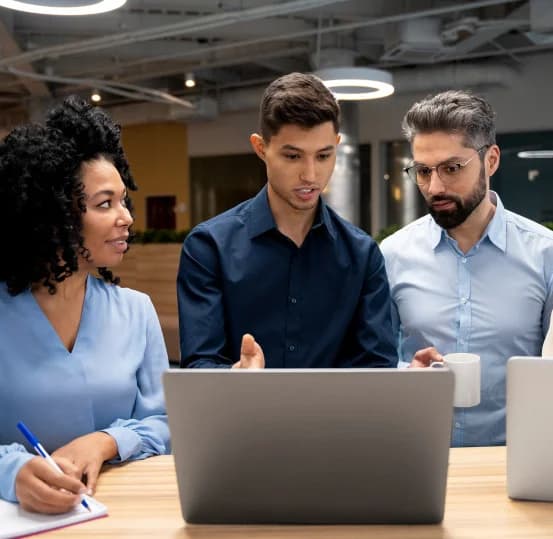 Equipo coordinando una propuesta de formación de inglés