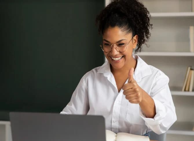 Profesora ofreciendo orientación desde su laptop