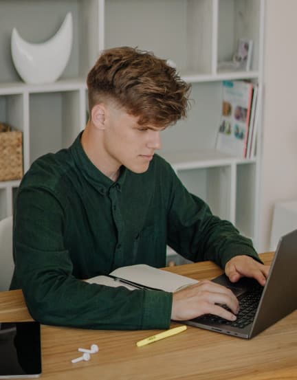 Estudiante trabajando en sus objetivos de inglés con su laptop