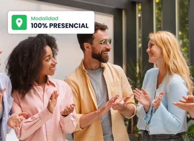 Participantes conversando en un taller 100% presencial