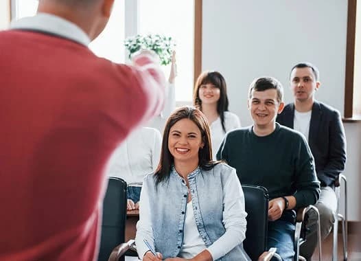 Estudiantes en una sesión presencial de preparación para TOEFL