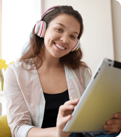 Estudiante con audífonos en clase virtual