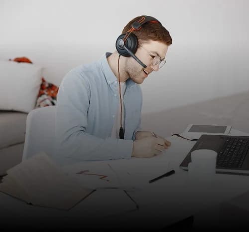 Profesor con audífonos guiando una sesión de conversación