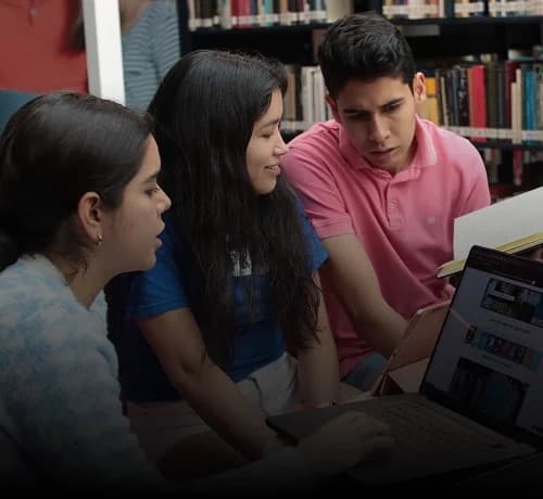 Alumnos practicando inglés juntos