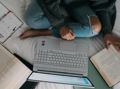 Estudiante preparando sus materiales y tareas de inglés