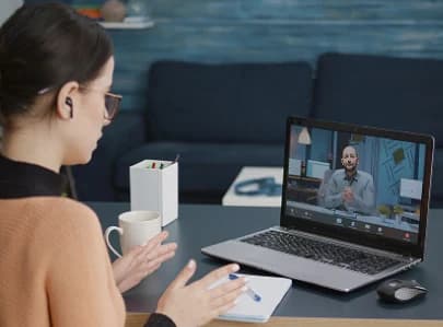 Estudiante conversando con su tutor en una sesión online
