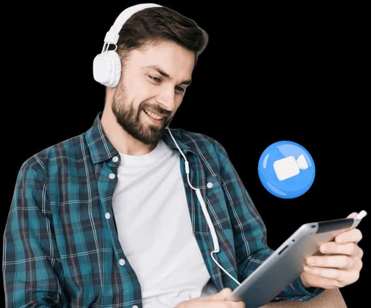 Alumno practicando inglés con audífonos y tablet