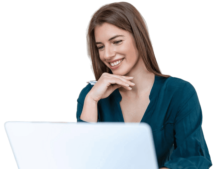 Profesional sonriendo mientras trabaja con una laptop