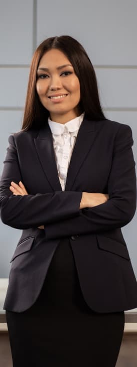 Profesional con traje en una oficina