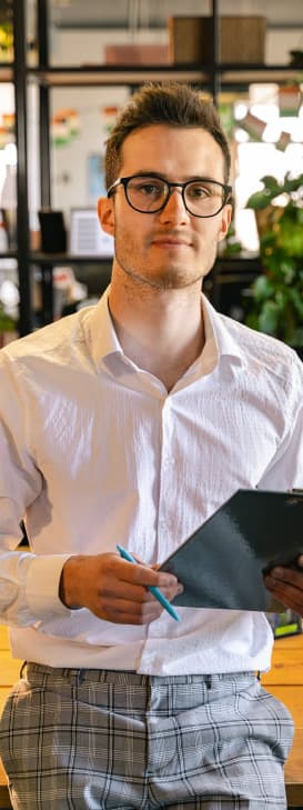 Profesional con lentes y una tableta en su lugar de trabajo