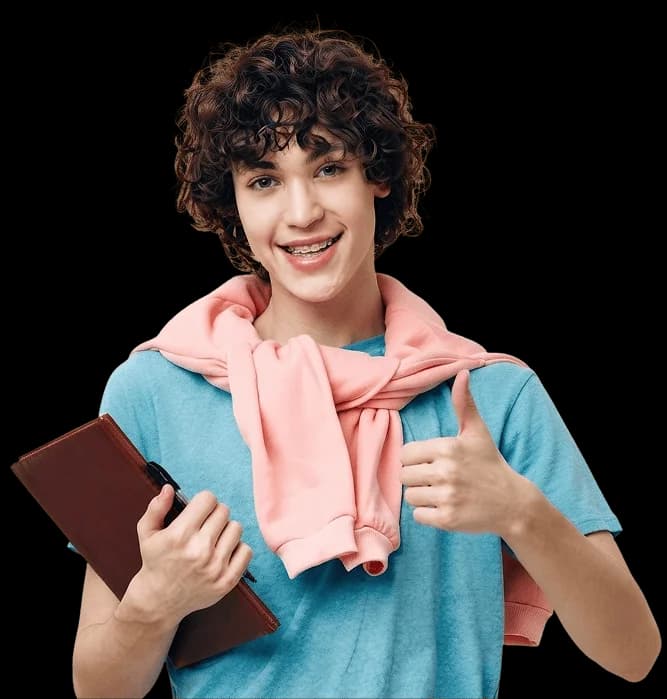 Estudiante con un cuaderno haciendo una señal de aprobación