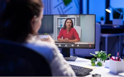 Estudiante practicando inglés en una videollamada con su profesora