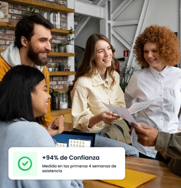Grupo practicando inglés; más confianza al participar en conversaciones
